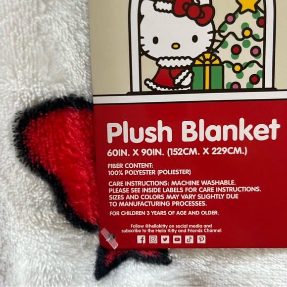 NWT Hello Kitty Sanrio White Christmas Wreath Blanket - Picture 3 of 3